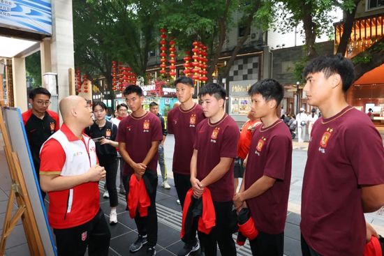 年青的克劳蒂雅是个艺术品修复师，公司进不够出，公众机关又欠她酬劳，端赖外婆的退休金撑着。但是外婆俄然过世，公司眼看就要破产，走投无路的克劳蒂雅因而和员工合谋，把外婆「冻」起来，好继续领退休金，撑到公众机关付款。十分困难就要渡过难关，朴重却拙笨的税务差人赛门竟然无可救药地爱上了克劳蒂雅！层层蒙骗、重重假装、误解连连，克劳蒂雅的圈套就像把冷冻外婆摊在阳光下，一点一滴在熔化…
